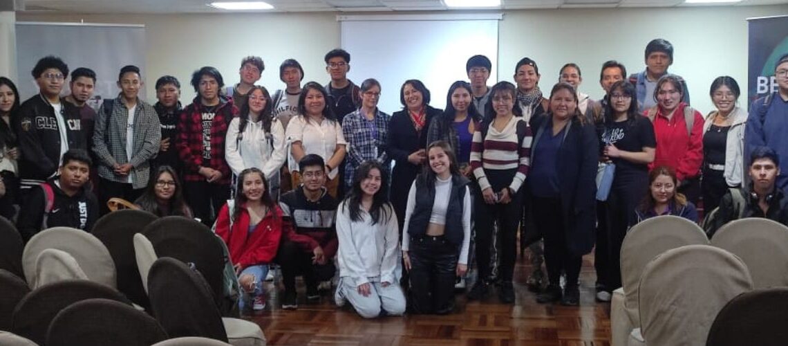 Guiando a la juventud por el camino de la investigación de mercados